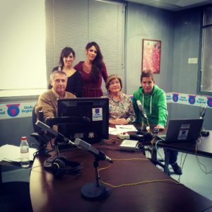 El presentador Fran Sáez junto a Lorena Tirados, Marienca Fernández y el equipo de Onda Regional