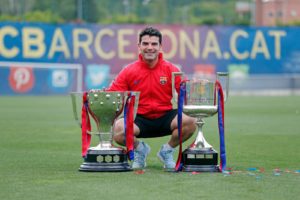 Antonio Gómez con el título de liga y de copa del rey en el FC barcelona