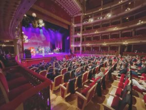 Los presentadores sobre el escenario del Teatro Romea.